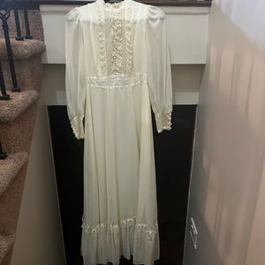 Vintage 70s Gunne Sax by Jessica Wedding Dress Size 9 (Equivalent to a size 2/4)